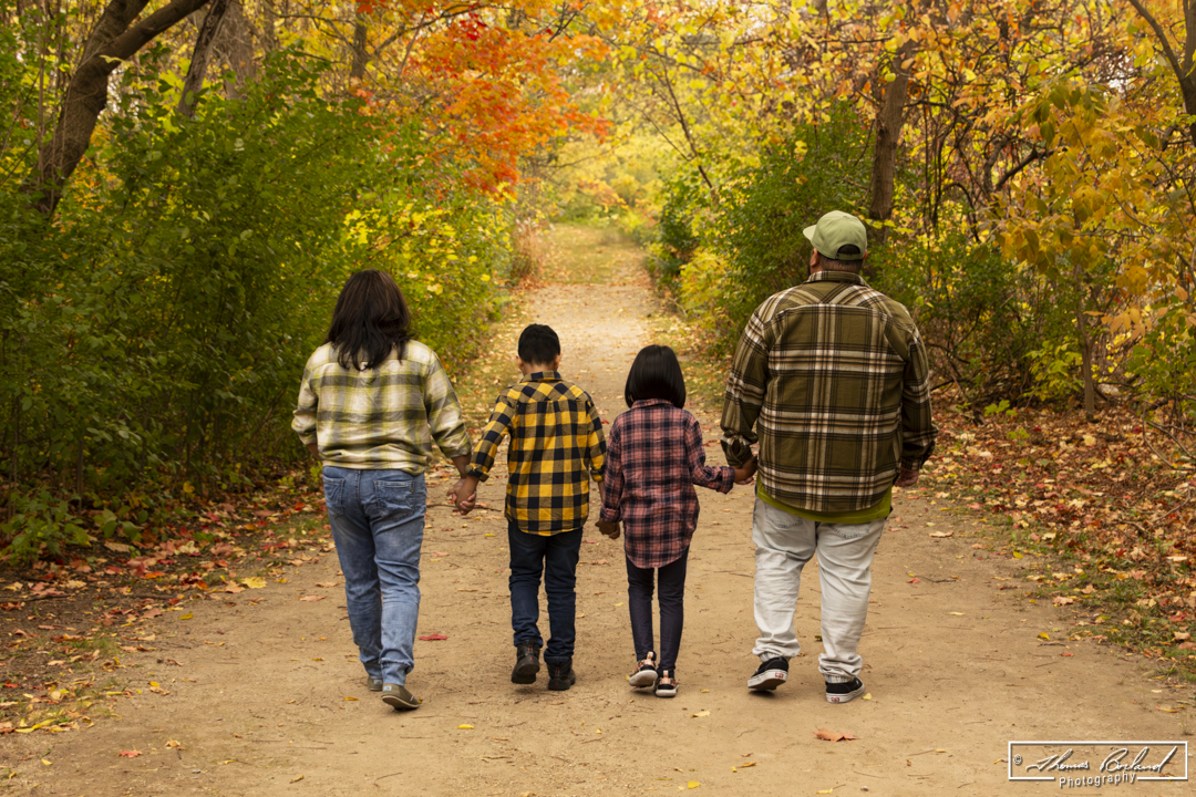 Outdoor family portrait - the walk away