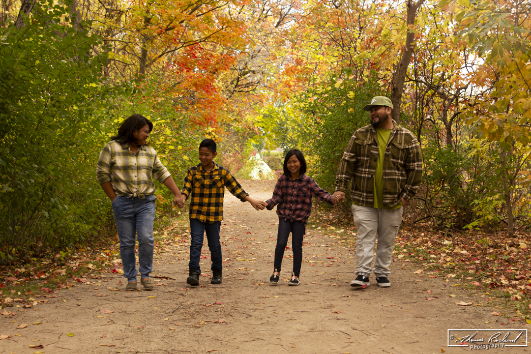 Outdoor family portrait - the walk back